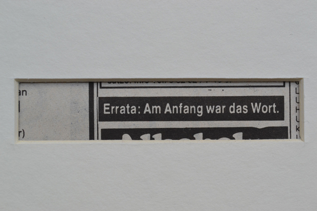 Im Rahmen eines hellen Passepartouts erscheint in weißer Schrift auf schwarzem Hintergrund: Errata. Am Anfang war das Wort.