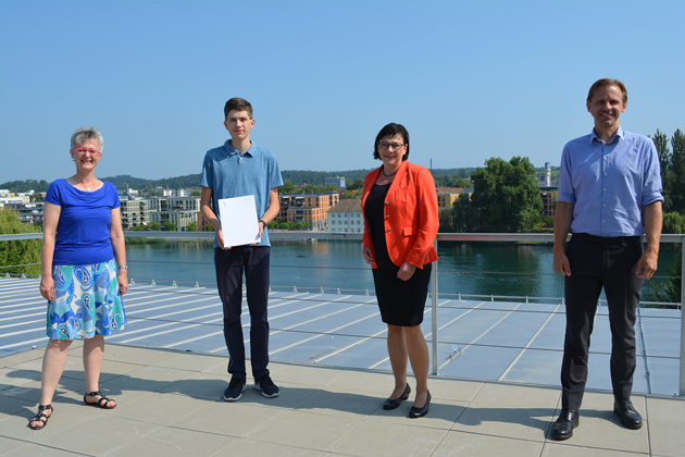 Vier Personen stehen nebeneinander auf einer Dachterrasse und blicken in die Kamera. Von links: Beate Behrens, Leiterin der Wirtschaftsförderung der Stadt Konstanz, Student Tobias Neidhart, HTWG-Präsidentin Prof. Dr. Sabine Rein und Prof. Dr. Gunnar Schubert, Vizepräsident Forschung, Transfer und Nachhaltigkeit.