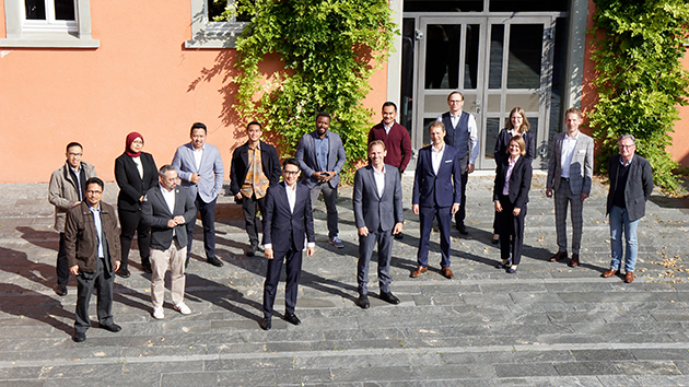 Vertreter:innen der indonesischen Botschaft und Verterter:innen der HTWG posieren auf dem Innenhof der Bibliothek der HTWG fürs Foto.