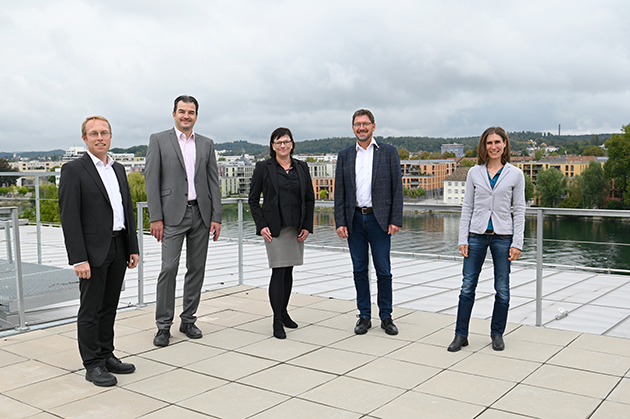 Prof. Dr. Carsten Schleyer, Siegmar von Detten, Prof. Dr. Sabine Rein, Karl Knapp und Kirsten Kabus (v.l.n.r.) posieren für ein Foto.