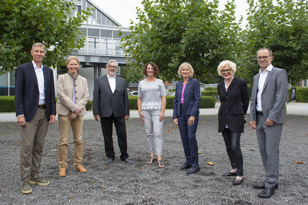 Gruppenfoto der Mitglieder des Hochschulrats der HTWG (von links): Stellvertretender Vorsitzende Thomas Regele, Prof. Dr. Susanne Engelsing, Vorsitzender Dr. Stefan Keh, Marion Diener, Prof. Dr. Kerstin Schaper-Lang (Gleichstellungsbeauftragte der HTWG, beratendes Mitglied kraft Amtes), Barbara Ettinger-Brinckmann, Prof. Dr. Bernd Jödicke. Nicht im Bild ist Dr. Rita Hermanns Stengele.