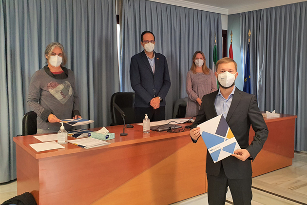 Gruppenfoto, von links: Prof. Dr. María del Carmen Graciani Díaz, Prof. Dr. José Luis Sevillano Ramos, Cristina Rubio Escudero, Maksym Gaiduk.