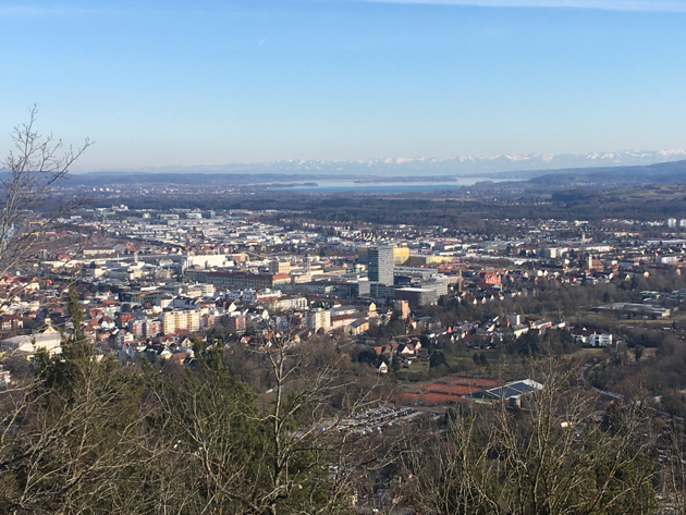 Blick aus der Vogelperspektive auf die Stadt Singen. 