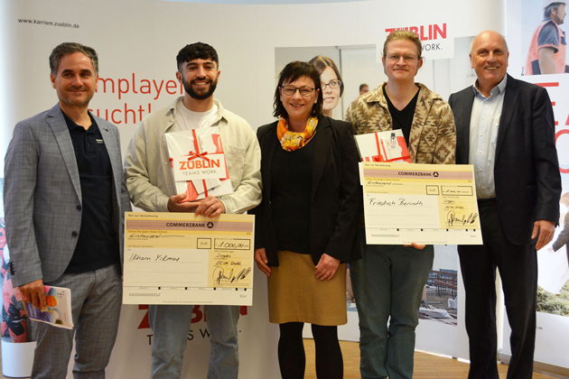 Gruppenfoto, von links: Prof. Dr. Andreas Großmann, Dekan der Fakultät Bauingenieurwesen, Preisträger Ilham Yilmaz, HTWG-Präsidentin Prof. Dr. Sabine Rein, Preisträger Friedrich Benrath, Joachim Dannecker, Leiter der Züblin-Niederlassung Singen.