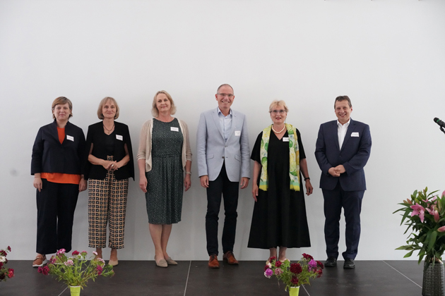 Gruppenfoto von links nach rechts: Antje Gramlich (MWK), Kerstin Scharper-Lang (Gleichstellungsbeauftragte der HS Konstanz), Karin Hassenstein (Prorektorin der HS für Medien Stuttgart), Frank Artinger, Astrid Hedtke-Becker (Rektorin HS Mannheim), Andres Frey (Rektor HS Nürtingen Geisslingen). Foto: Nergis Kuru