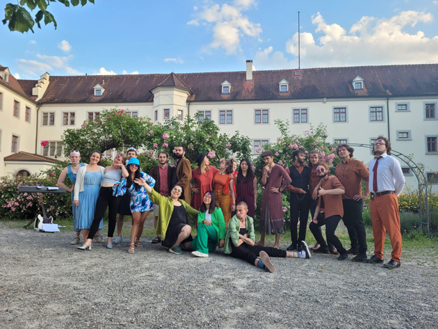 Gruppenfoto mit rund 20 Studierenden, die fröhlich in die Kamera blicken.