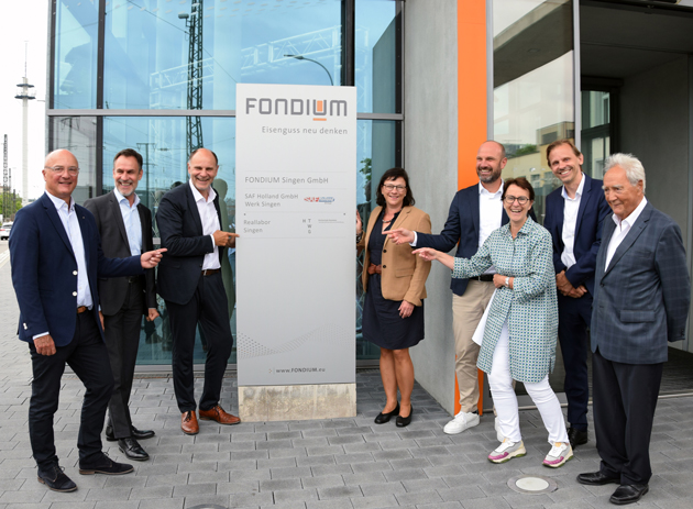 Die Fondium Singen GmbH stellt die Räumlichkeiten für das HTWG-Reallabor Singen zur Verfügung. Der Singener Oberbürgermeister Bernd Häusler und HTWG-Präsidentin Prof. Dr. Sabine Rein (beide mit Tuch) enthüllten die Stele, die den Weg zum Reallabor weist.