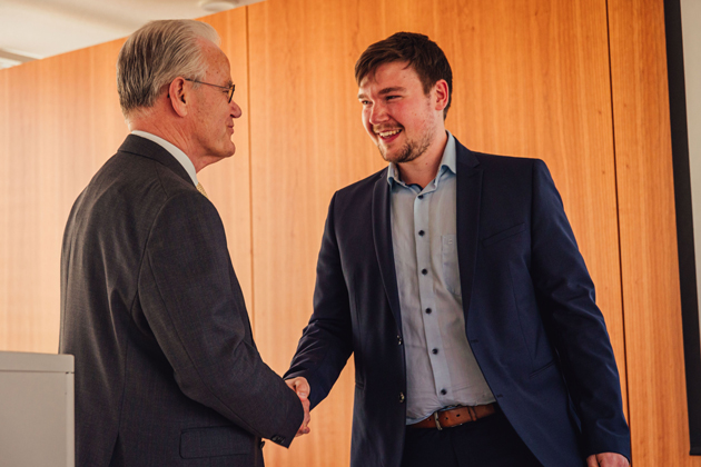 Prof. Hans-Jörg Bullinger (links), Vorsitzender der Jury und ehemaliger Präsident der Fraunhofer Gesellschaft, gratuliert Hannes Homburger (rechts im Bild) zur Auszeichnung