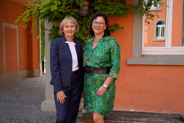 Gruppenfoto mit Prof. Dr. Kerstin Schaper-Lang (links) und Prof. Dr. Sabine Rein (rechts)