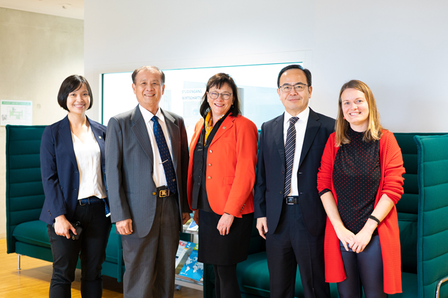 Gruppenfoto (von links): Chiao-Hua Lin (Auslandsamt der STUST), Präsident Dr. Deng-Maw Lu, HTWG-Präsidentin Prof. Dr. Sabine Rein, Vizepräsident Dr. Te-Kuang Chou und Verena Gründler, Leiterin des Akademischen Auslandsamts der HTWG.