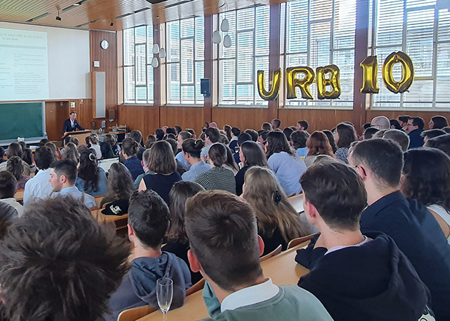 Die Festveranstaltung zum Jubiläum des Studiengangs Umwelttechnik und Ressourcenmanagement in der Aula der HTWG: Vizepräsident Prof. Dr. Gunnar Schubert hält eine Rede vor den Gästen. 