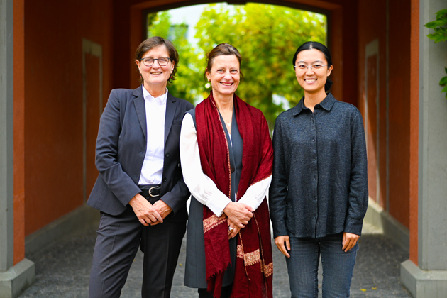 Gruppenfoto des Teams des Chinazentrums der HTWG. Von links: Dr. Helena Obendiek, Prof. Dr. Gabriele Thelen und Yinchun Bai.
