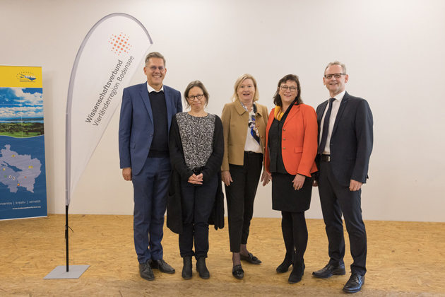 Der Vorstand des Wissenschaftsverbunds (v.l.n.r.): Vorsitzender Gernot Brauchle (PH Vorarlberg), Dorothea Debus (Universität Konstanz), Mechthild Becker (Hochschule Kempten), Sabine Rein (HTWG Konstanz) und Horst Biedermann (PH St.Gallen). Foto: IBH/Hannes Thalmann