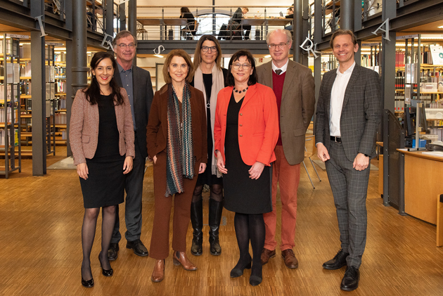 Gruppenfoto mit Wissenschaftsministerin und Präsidiumsmitgliedern der HTWG in der Hochschulbibliothek