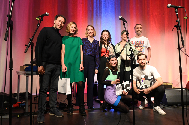 Gruppenfoto Preisträger und Jury. Hinten: Emin Hasirci, Judith Augustin, Julia Kühne, Ena Grzywa, Franziska Balle und Reginald Wagner. Vorne: Ines Filipp und David Maas