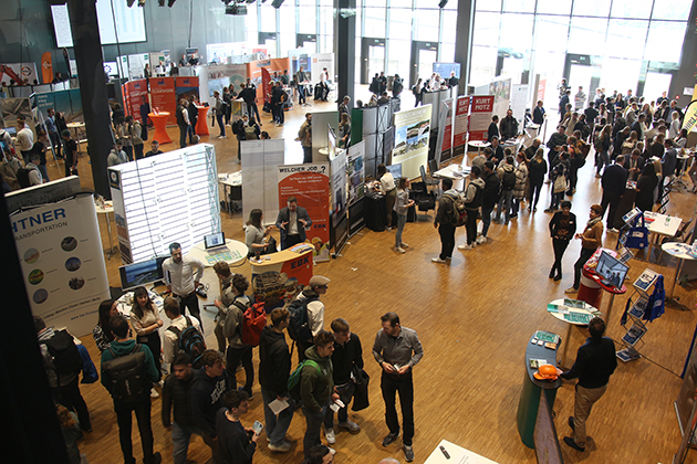 HTWG-Firmenmesse-Bauingenieurwesen-2023 Studierende an den Messeständen