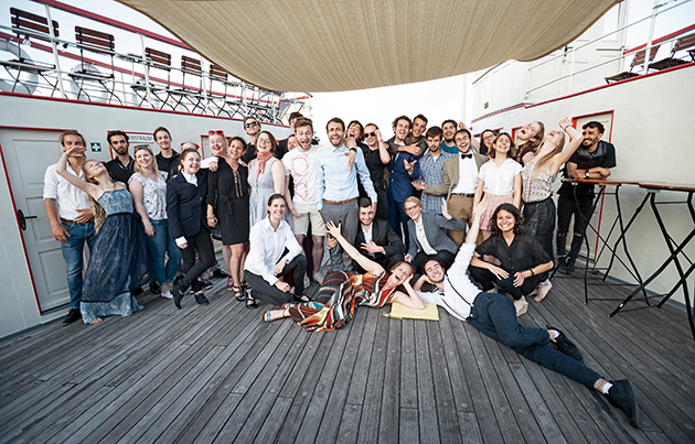 Gruppe des Hochschultheaters der HTWG Konstanz Gruppenfoto der Theatertruppe, die hier durch 33 Personen vertreten ist.