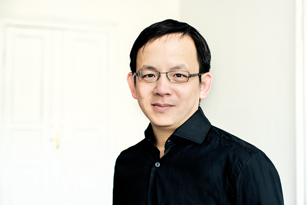 Autor Felix Lee trägt eine Brille, schwarzes Haar und einen schwarzen Wollpullover