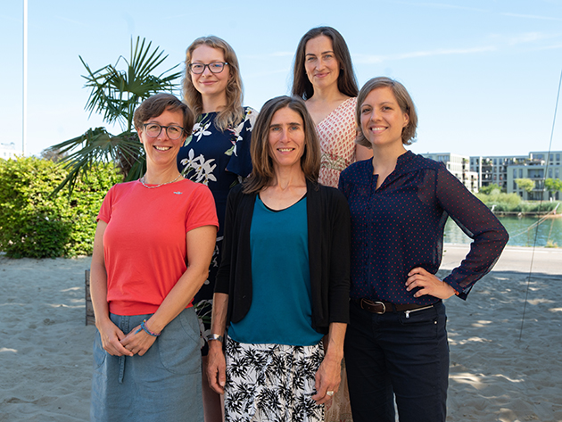 Die fünf Studienberaterinnen der ZSB an der HTWG stehen in sommerlichen Outfits vor dem Ufer des Seerheins. Die Sonne scheint, im Hintergrund ist eine Palme zu sehen. Sie lächeln freundlich in die Kamera
