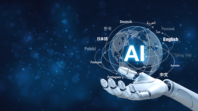 Sprachkonzept mit KI-Übersetzung. Roboterhand hält KI-Übersetzer in der Hand, blauer Hintergrund.