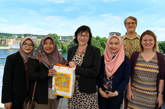 Das Foto zeigt die indonesische Delegation mit Mitgliedern der HTWG