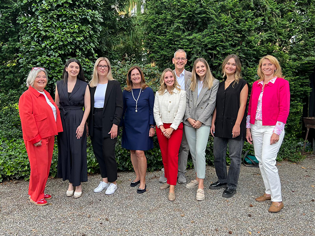 Das Bild zeigt die Preisträgerinnen des Jane Klausman-Preis sowie die Stifterinnen des Zonta Clubs und den betreuenden Professor