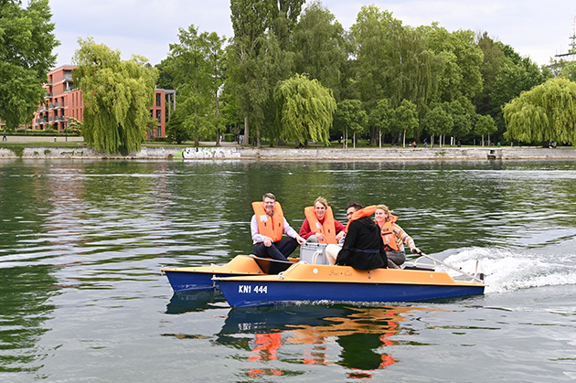Vier Personen fahren auf einem Solarboot auf dem Seerhein in Konstanz