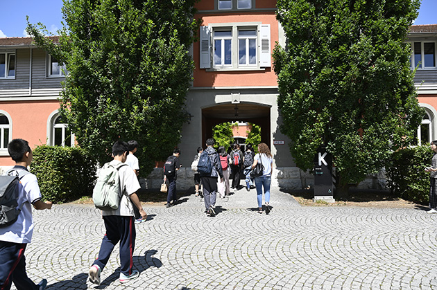 Chinesische Jugendliche laufen zur Bibliothek der Hochschule Konstanz
