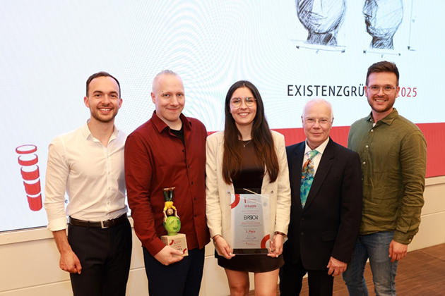Gruppenfoto von Team Eversion mit Preis und Urkunde