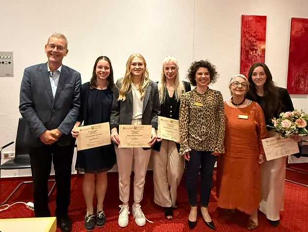 Ein Gruppenfoto zeigt die Preisträgerinnen, Stifterinnen und den betreuenden Professor 