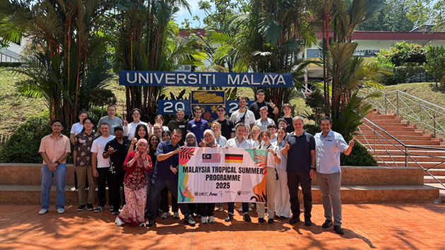Gruppenfoto deutscher und malaysischer Studierender vor Palmen