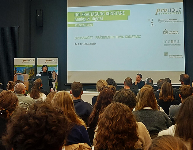 Eine Frau spricht vor einem sitzenden Publikum