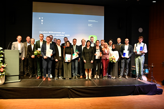 Das Bild zeigt ein großes Gruppenfoto aller Preisträger und Redner des Abends