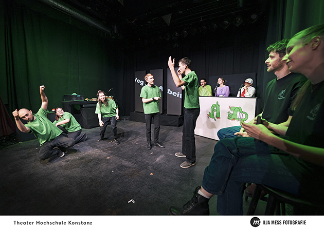 Mehrere Personen stehen auf einer Bühne und machen Improtheater