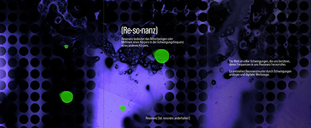 Ein lila schwarzes Bild mit dem Titel Resonanz