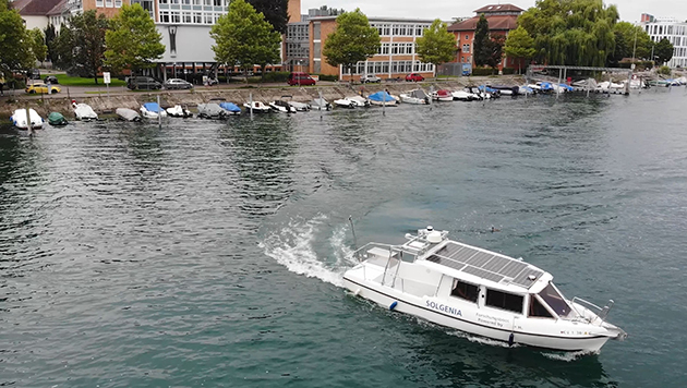 Solarboot fährt auf dem Seerhein und macht eine Wende 