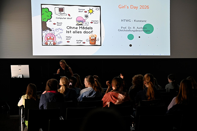 Schülerinnen hören der Gleichstellungsbeauftragten Prof. Dr. Rebekka Axthelm aufmerksam zu