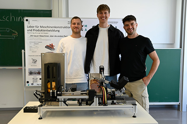 Drei Maschinenbau-Studenten mit ihrer selbst erfundenen Leberkäswecken-Maschine