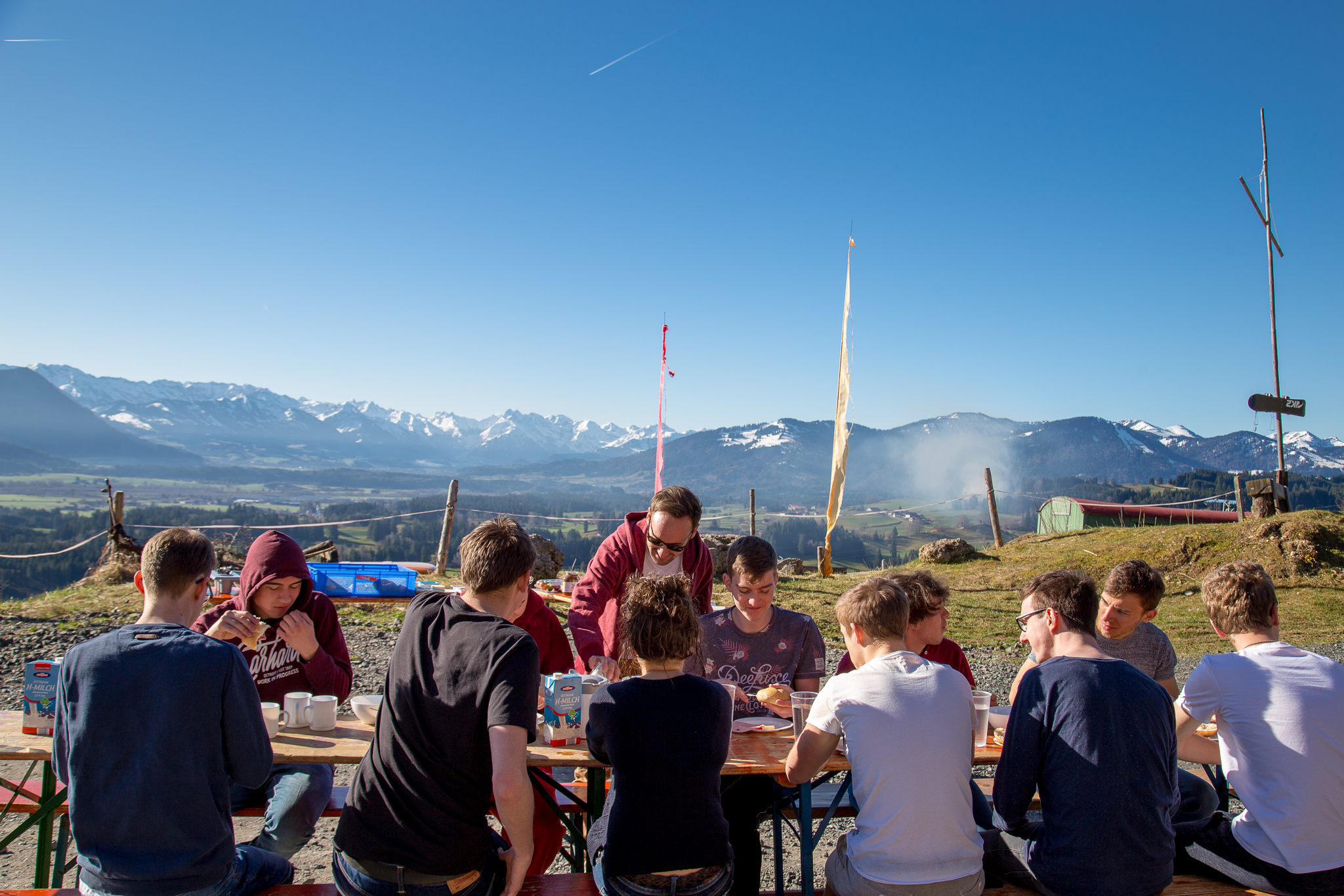 Frühstück vor der Hütte der Erstis mit Blick auf die Berge