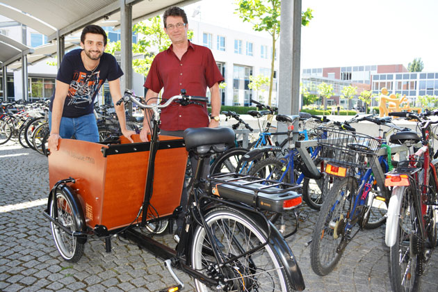 Michael Steinherr und Prof. Dr. Udo Schelling stehen hinter dem Lastenfahrrad mit Wasserstoffantrieb.