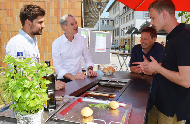 Andreas Nuber, Felix Warrisch, ihr Betreuer Karl-Hermann Katzoreck und der Konstanzer Baubürgermeister, Karl Langensteiner-Schönborn, stehen am Grill.