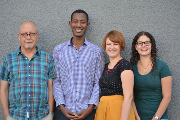 Prof. Dr. Werner Hofacker, Kuma G. Erko, Katrin Jödicke und Saskia Arendt stehen vor einer Wand.