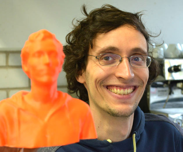 Porträtbild von Tobias Erb. Neben seinem Kopf ist seine Büste aus dem 3D-Drucker abgebildet.