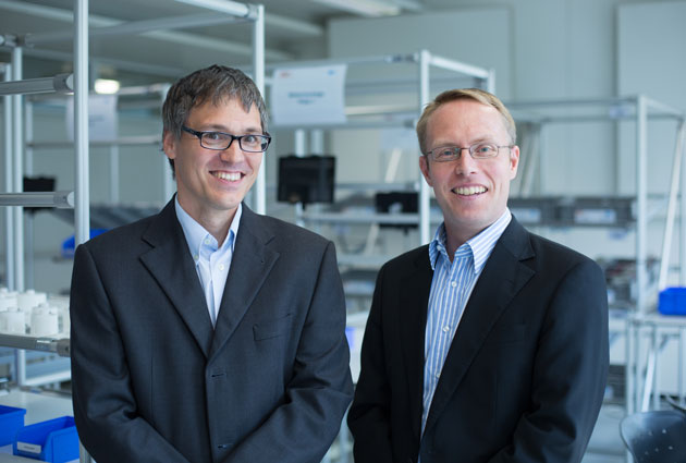 Prof. Dr. Marcus Kurth (links) und Prof. Dr. Carsten Schleyer (rechts) in der Modellfabrik.