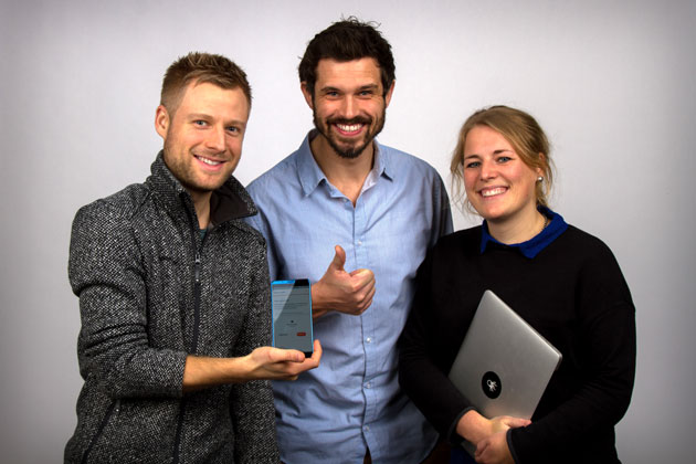 Valentin Uhrmeister, Moritz Simsch und Anna Pfeifer mit Smartphone und Laptop.