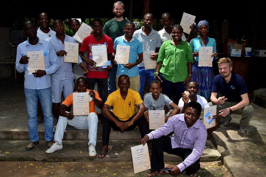 Gruppenfoto einer Gruppe Männer in Mosambik. Sie halten Schulungszertifikate in den Händen.