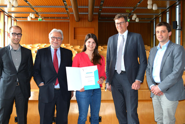 Dominik Riether, Prof. Dr. Anton Brunner (Vorsitzender der Fördergesellschaft), Jana Schleif, HTWG-Präsident Prof. Dr. Carsten Manz und Studiengangsleiter Prof. Dr. Lazar Boskovic posieren fürs Foto.