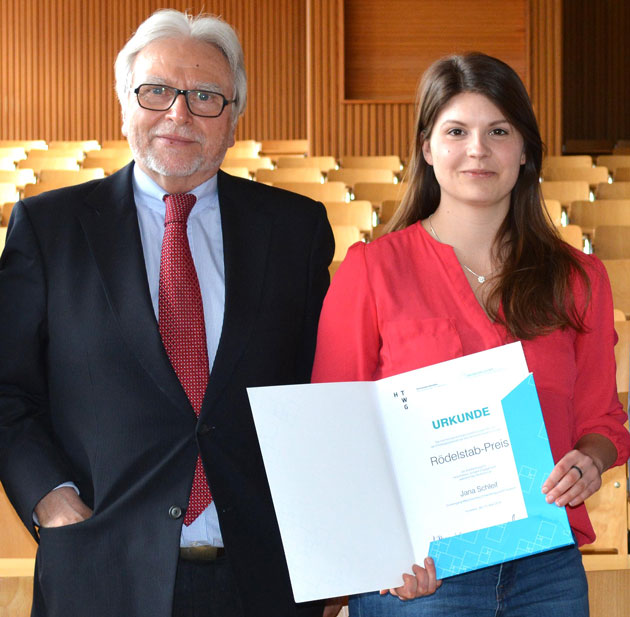 Prof. Dr. Anton Brunner (Vorsitzender der Fördergesellschaft) und Jana Schleif posieren fürs Foto. Jana Schleif hält ihre Urkunde in den Händen.