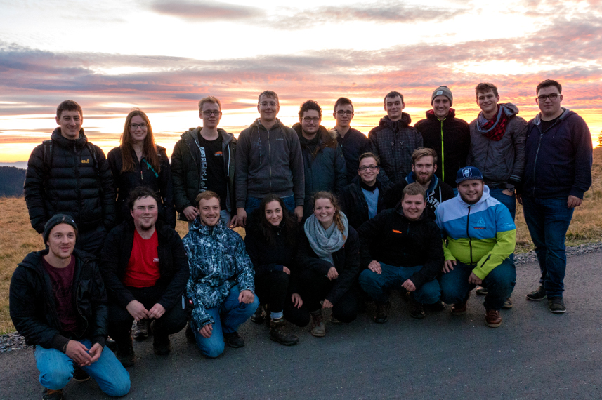 Gruppenbild des Bodensee Racing Team 2018. Es umfasst 19 Mitglieder. 