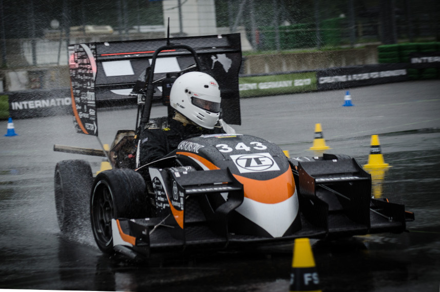 Der Fahrer des Bodensee Racing Team 2018 im Auto auf der Rennstrecke.